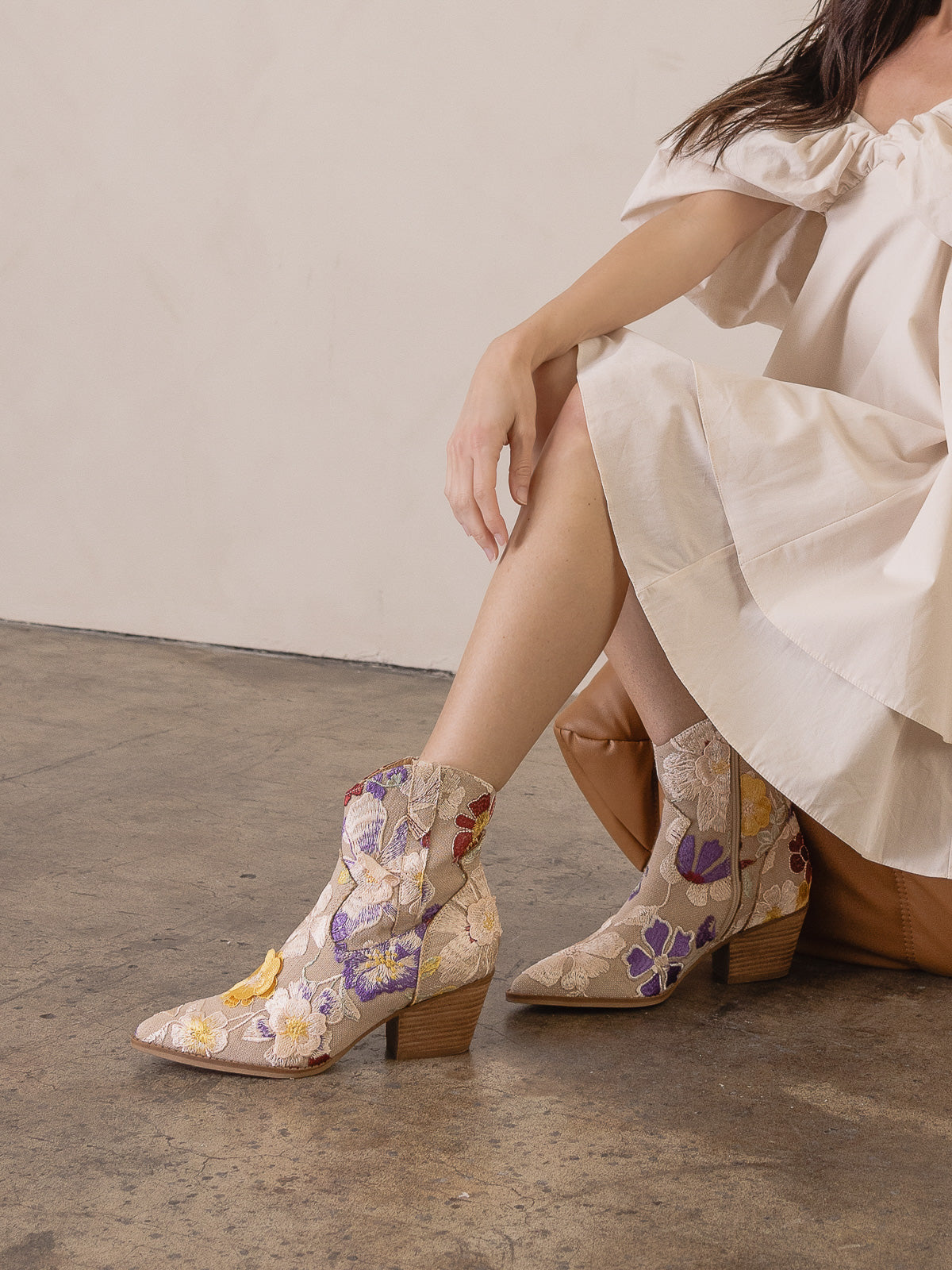 The Wanda | Taupe Floral Appliqué Western Boot